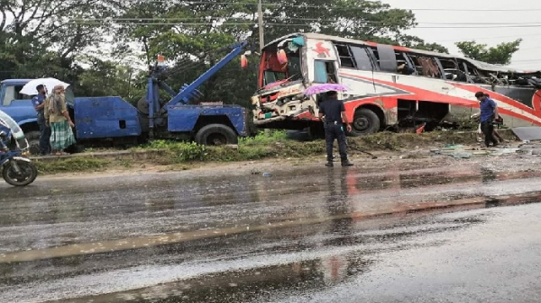 কুমিল্লায় মহাসড়কের বিভাজকে উঠে গেল বাস, ভয়ে জানালা দিয়ে যাত্রীদের ঝাঁপ