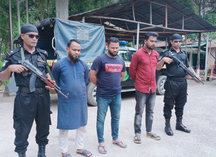 কুমিল্লায় র‌্যাবের অভিযানে মানব পাচার চক্রের মুলহোতা গ্রেফতার