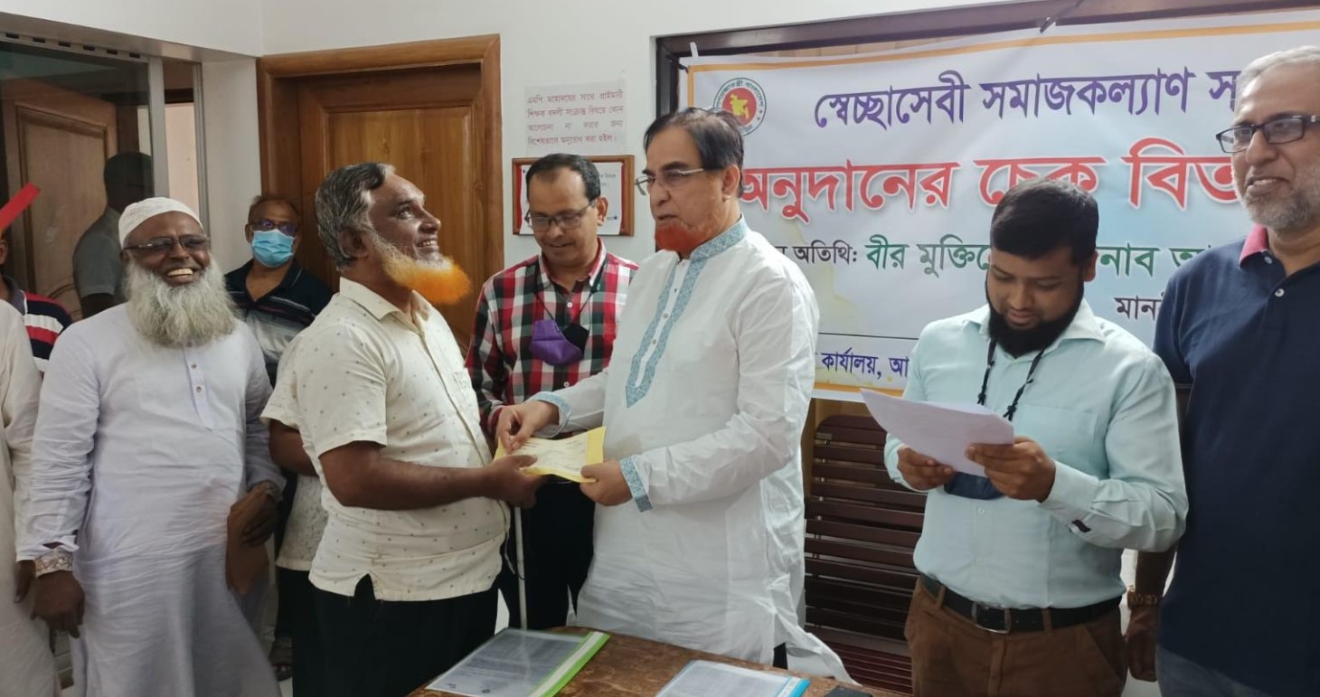 কুমিল্লার ১৮ স্বেচ্ছাসেবী সংস্থাকে অনুদানের চেক প্রদান