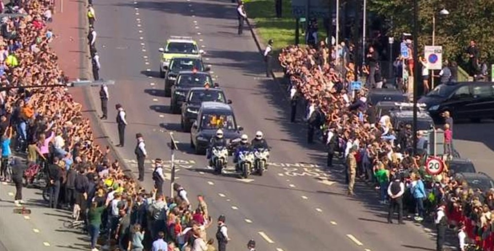 উইন্ডসরের পথে রানির মরদেহ, দু’পাশে হাজারো মানুষের ভিড়