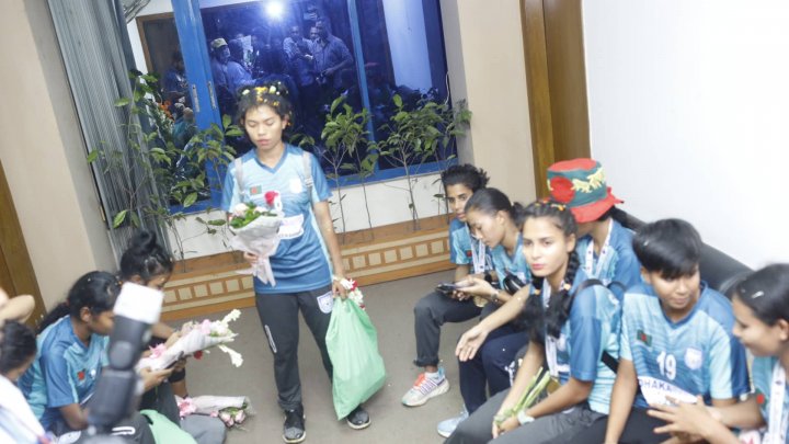 সাফজয়ী মেয়েদের ডলার-টাকা চুরি!