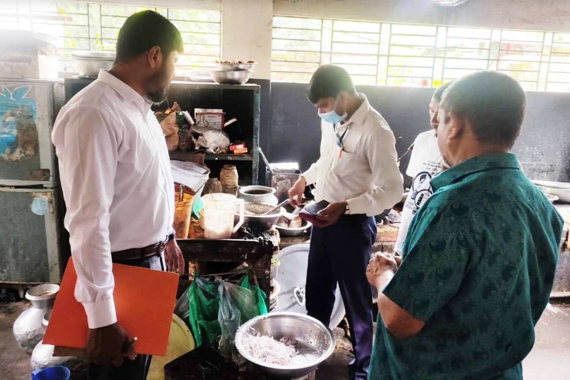 কুমিল্লায় দুই প্রতিষ্ঠানকে জরিমানা, ২০ কেজি বাসি খাবার ধ্বংস 