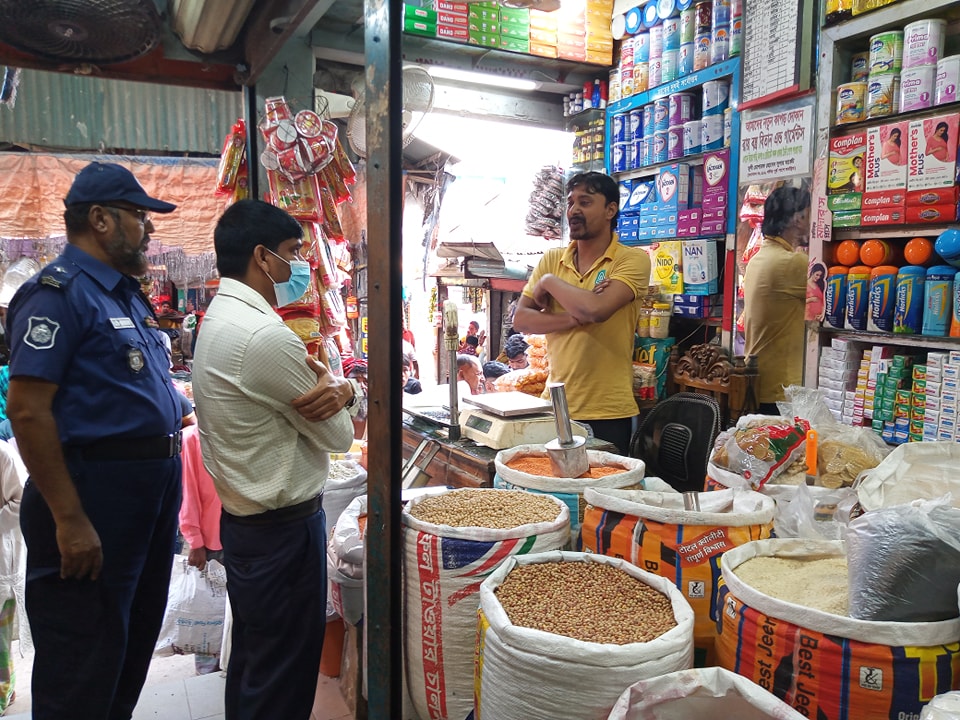 কুমিল্লায় অতিরিক্ত দামে চিনি বিক্রি , ৬ প্রতিষ্ঠানকে ৪৫ হাজার টাকা জরিমানা