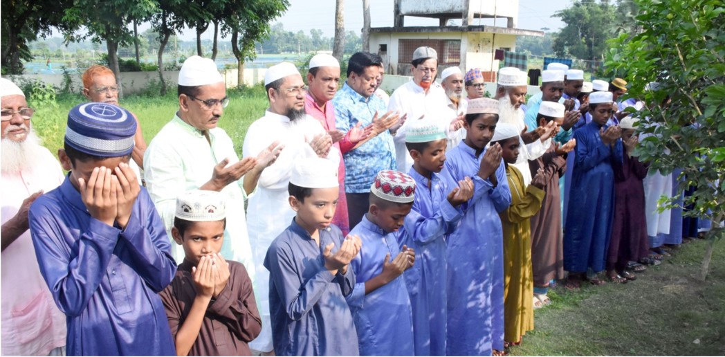 বিশিষ্ট ব্যাক্তিদের কবর জিয়ারত করলেন মফিজুর রহমান বাবলু