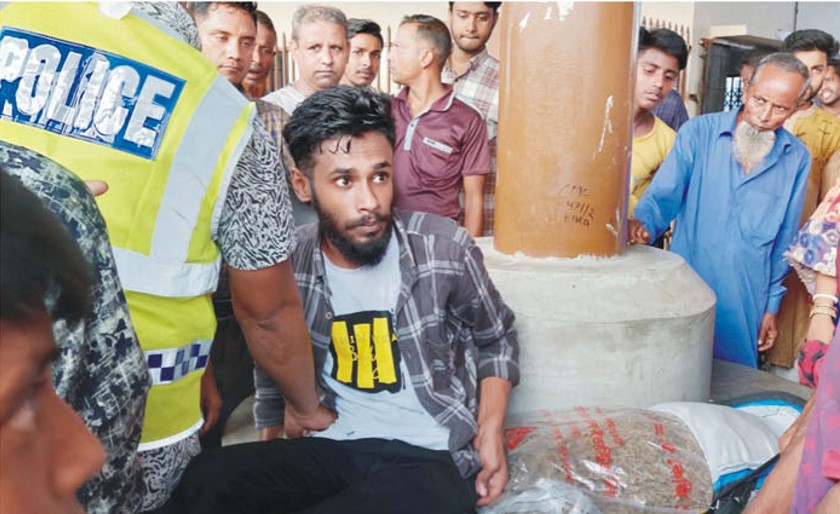 কুমিল্লা রেলওয়ে প্লাটফর্মে গাঁজাসহ যুবক আটক