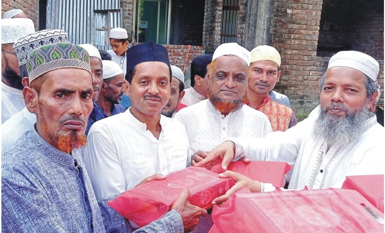 ব্রাহ্মণপাড়ায় কোরআন শরিফ বিতরণ ও কবরবাসীর জন্য দোয়া