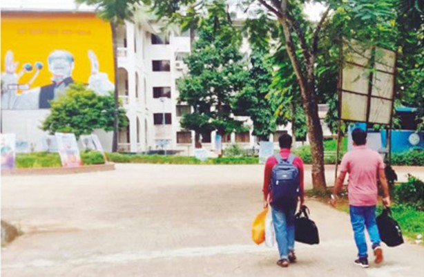 হল ছাড়ার নির্দেশে ভোগান্তিতে শিক্ষার্থীরা