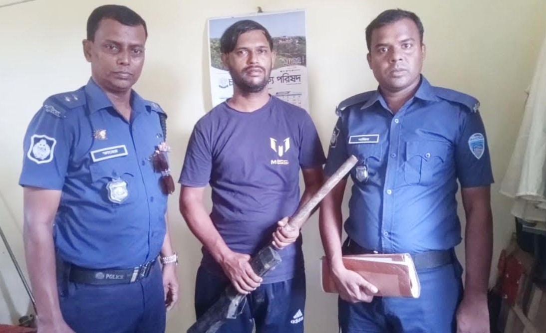 চৌদ্দগ্রামে পাইপ গানসহ স্কুলের দপ্তরি গ্রেপ্তার