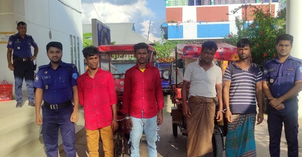 নারী পুলিশ সদস্যের প্রেমের ফাঁদে ধরা অটোরিকশা ছিনতাই চক্র