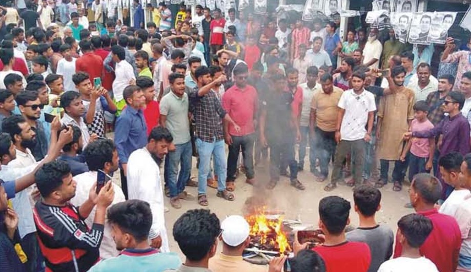 ভোট বন্ধে সিইসির শাস্তির দাবিতে আ.লীগের বিক্ষোভ