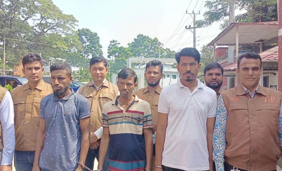 দিনে সবজি বিক্রেতা, রাত হলেই ককটেল ফাটিয়ে ডাকাতি
