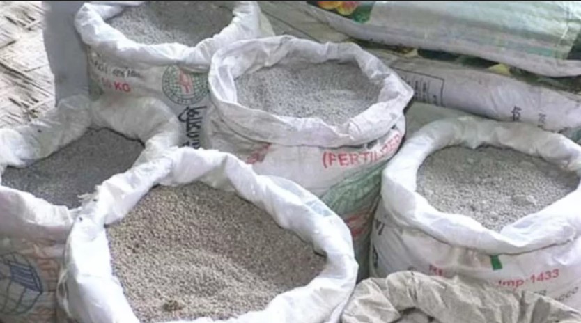 লালমাইয় বাড়তি দামে বিক্রি হচ্ছে সার