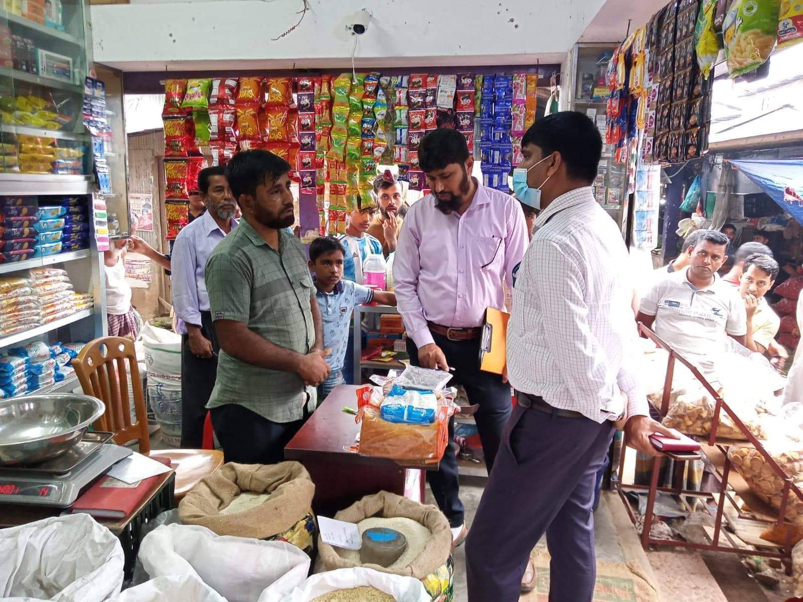 কুমিল্লায় অতিরিক্ত মূল্যে চিনি বিক্রি করায় জরিমানা আদায়