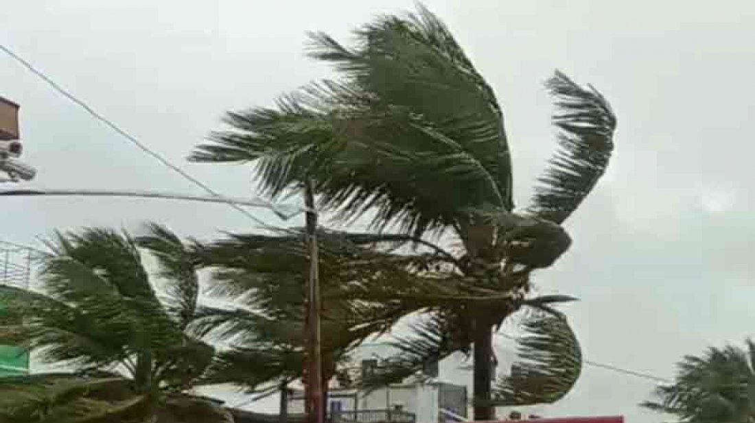 ঝড়-বৃষ্টির মধ্যে সড়কে প্রাণ গেলো ২ পুলিশ সদস্য ও এক আসামির