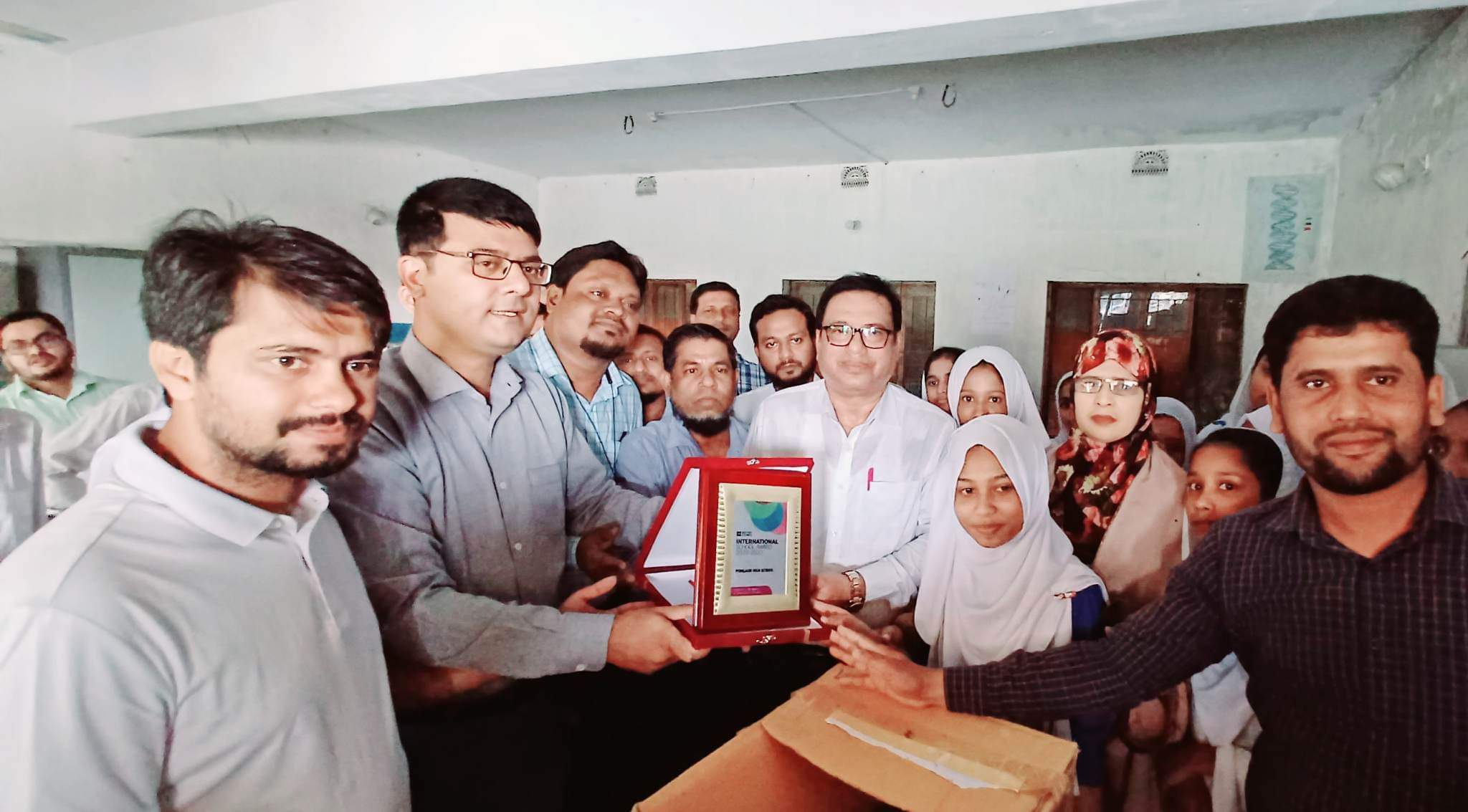 মনোহরগঞ্জের পোমগাঁও উচ্চ বিদ্যালয়ের ইন্টারন্যাশনাল স্কুল অ্যাওয়ার্ড অর্জন