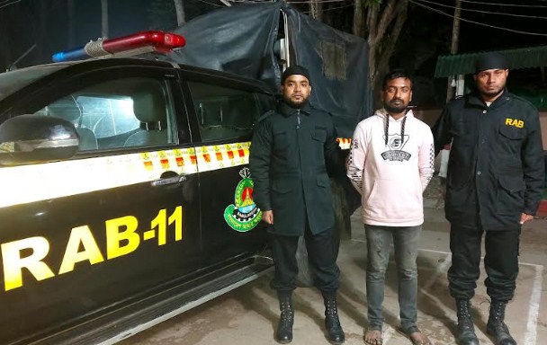 কুমিল্লায় গাঁজা ও বিদেশী মদসহ ২ মাদক ব্যবসায়ী গ্রেফতার 