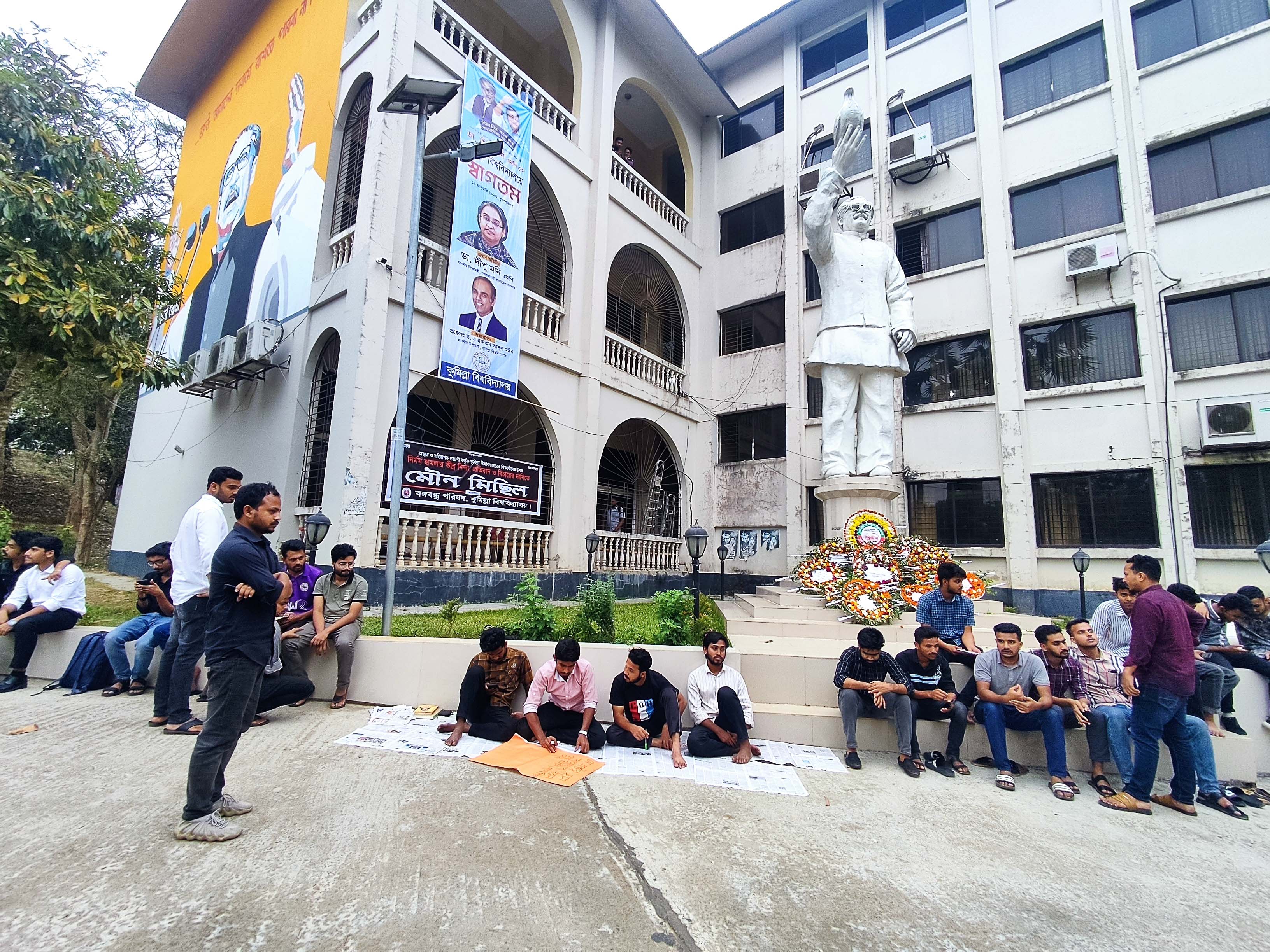 বৃষ্টি উপেক্ষা করে কুবিতে আমরণ অনশন চলছে