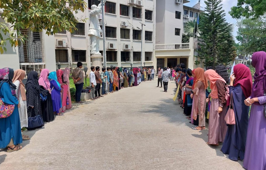 কুবি শিক্ষার্থীর ওপর হামলার প্রতিবাদে মানববন্ধন