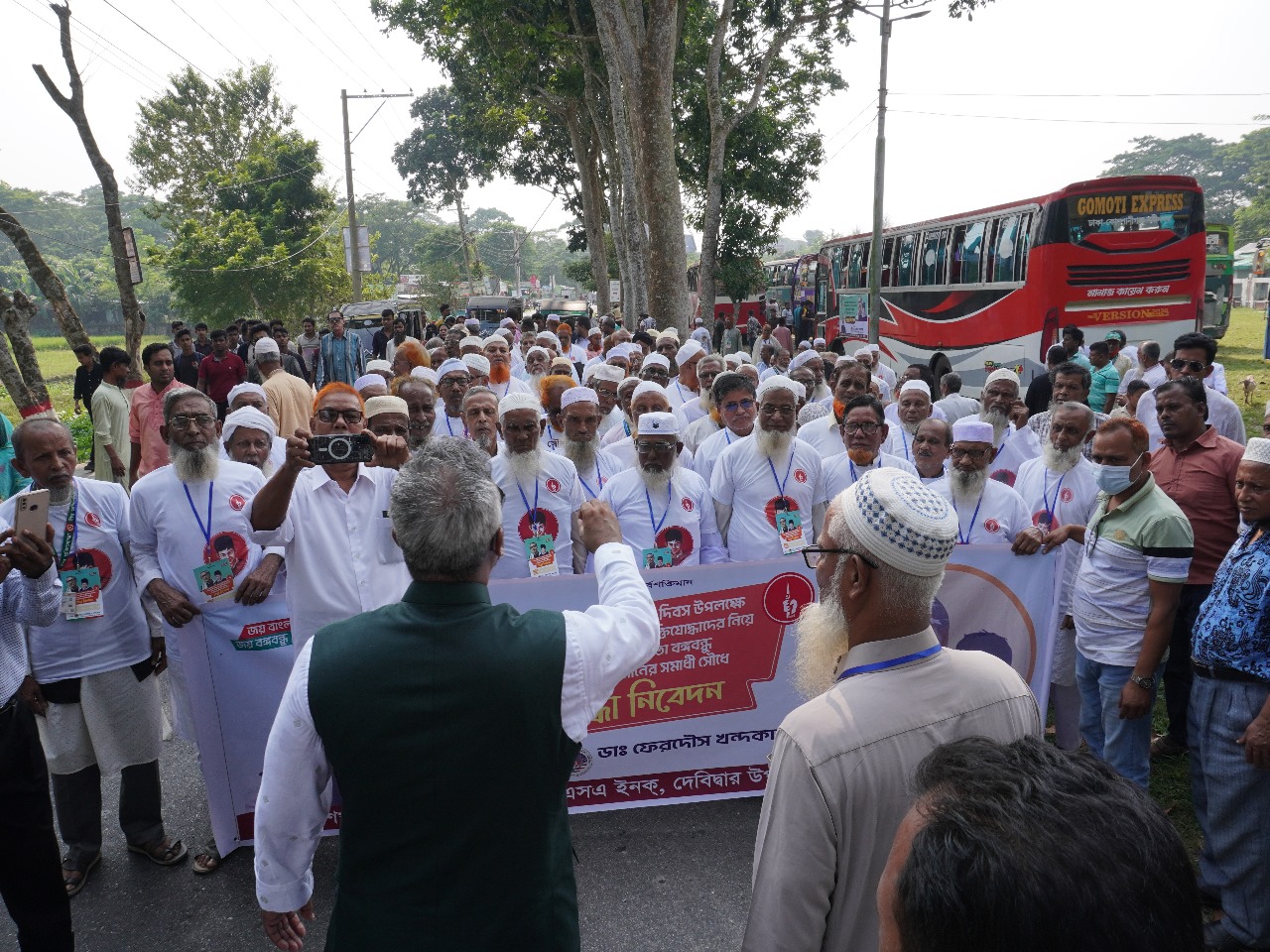 টুঙ্গিপাড়ায় বঙ্গবন্ধুর সমাধিতে দেবিদ্বারের দুই শতাধিক মুক্তিযোদ্ধার শ্রদ্ধা