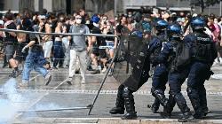 এবার ফ্রান্সে সরকারবিরোধী বিক্ষোভ পুলিশের সঙ্গে তরুণদের সংঘর্ষ
