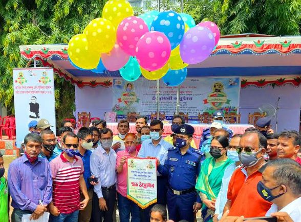 কুমিল্লায় বঙ্গবন্ধু ও বেগম ফজিলাতুন্নেছা গোল্ডকাপ ফুটবলের উদ্বোধন