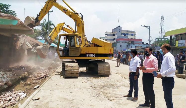 কুমিল্লা-নোয়াখালী আঞ্চলিক মহাসড়কের বিপুলাসার বাজারে অবৈধ স্থাপনা উচ্ছেদ