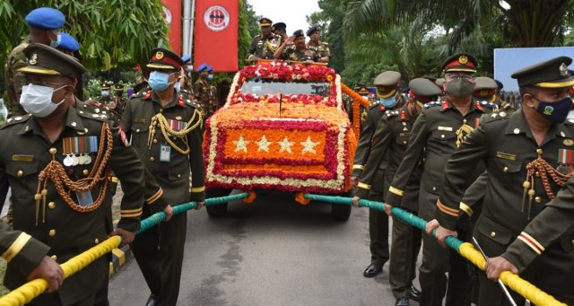 সেনাপ্রধান আজিজ আহমেদকে কর্নেল কমান্ড্যান্টের বিদায়ী সংবর্ধনা