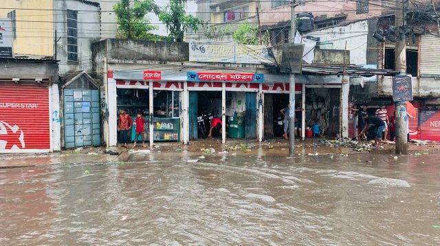 রাজধানীতে ১৮ মিলিমিটার বৃষ্টি, ডুবে গেছে সড়ক