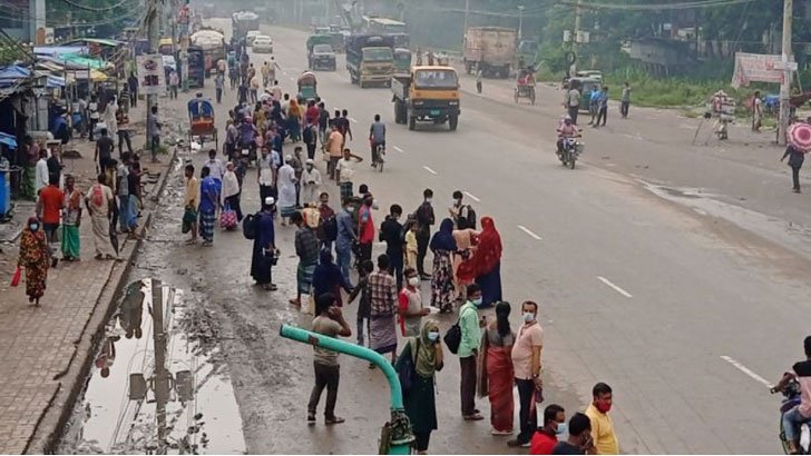 ঢুকতে দেওয়া হচ্ছে না গণপরিবহন, বিকল্প যান না থাকায় দুর্ভোগ