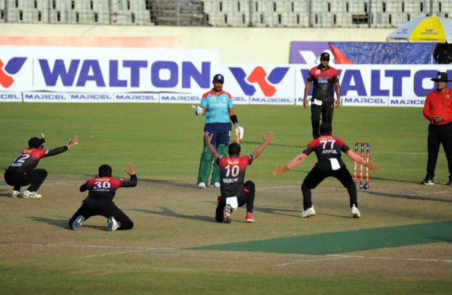 আম্পায়ারের সিদ্ধান্তে মাহমুদউল্লাহর ‘গড়াগড়ি’