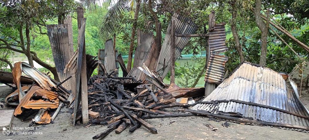 ব্রাহ্মণপাড়ায় হামলার ঘটনায় মামলা,
আগুন লাগিয়ে পুড়ে দিল বৈঠক ঘর