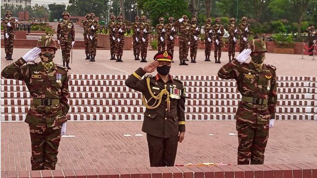 স্মৃতিসৌধে সেনাপ্রধানের শ্রদ্ধা