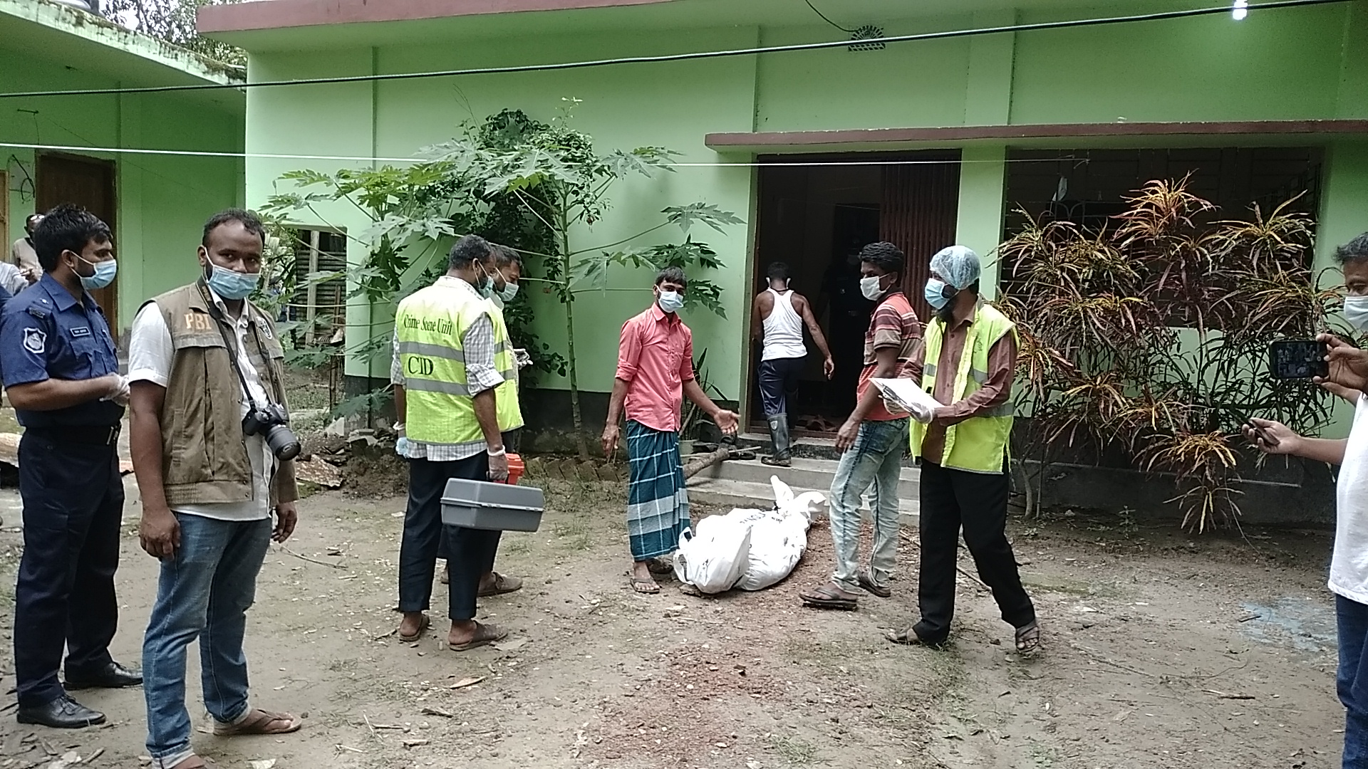 শাহরাস্তিতে দুর্বৃত্তদের হাতে অবসরপ্রাপ্ত কর্মকর্তা খুন, স্ত্রী আহত!