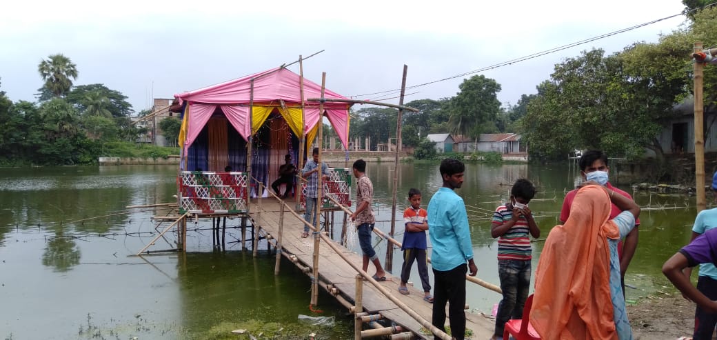 দেবীদ্বারে কঠোর লকডাউনে বিয়ে বাড়ির আনন্দ-আয়োজন থমকে দিল প্রশাসন