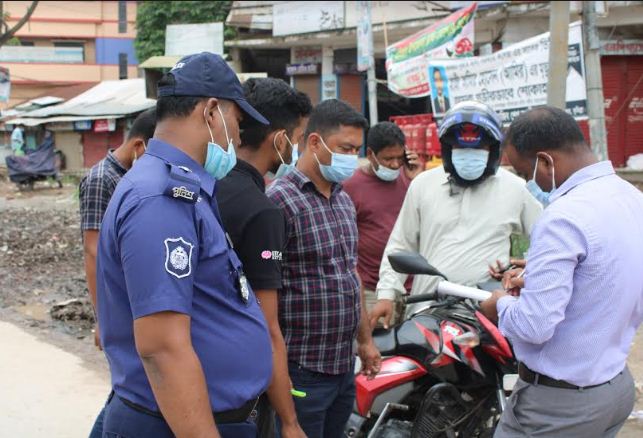 দেবীদ্বারে কঠোর লকডাউন'র প্রথম দিনে ভ্রাম্যমান আদালতের অভিযানে জরিমানা