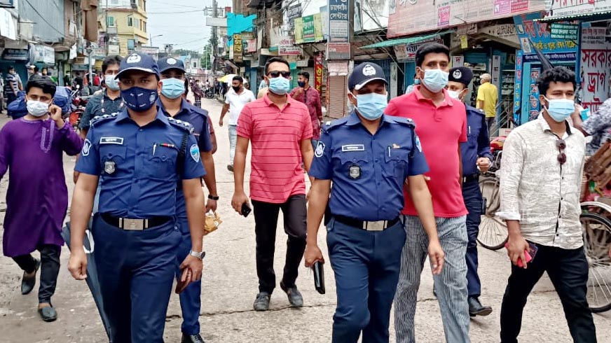 চান্দিনায় লকডাউন বাস্তবায়নে কঠোর অবস্থানে পুলিশ