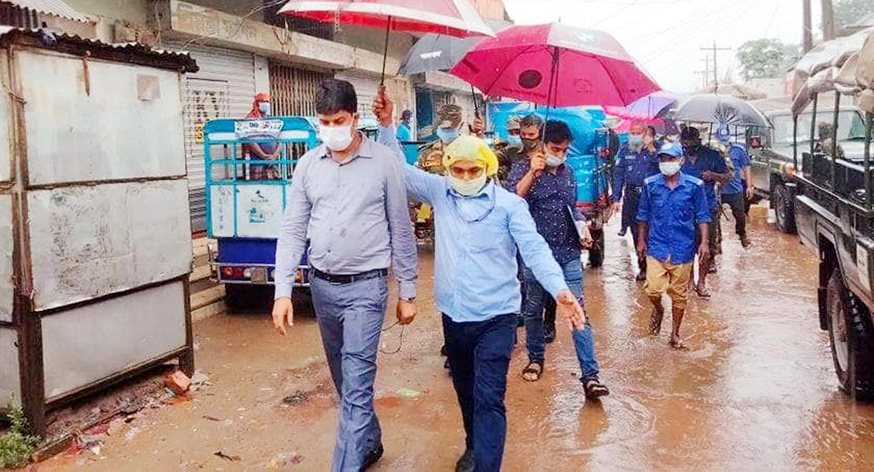 বৃষ্টিকে উপেক্ষা করে কঠোর লকডাউন কার্যকরে ব্যস্ত মুরাদনগর প্রশাসন