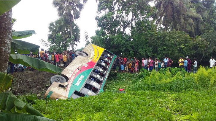 চাঁদপুরে নিয়ন্ত্রণ হারিয়ে বাস খাদে, আহত ১২