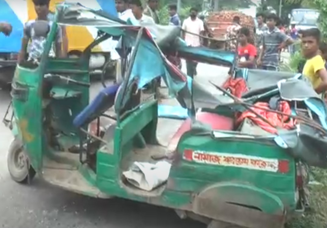 কুমিল্লায় ট্রাক-সিএনজি মুখোমুখি সংঘর্ষে দুই নারী নিহত