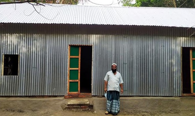 মুরাদনগরে অগ্নিকান্ডে নিঃস্ব ব্যবসায়ীকে ঘর তুলে দিলেন এমপি ইউসুফ আব্দুল্লাহ হারুন