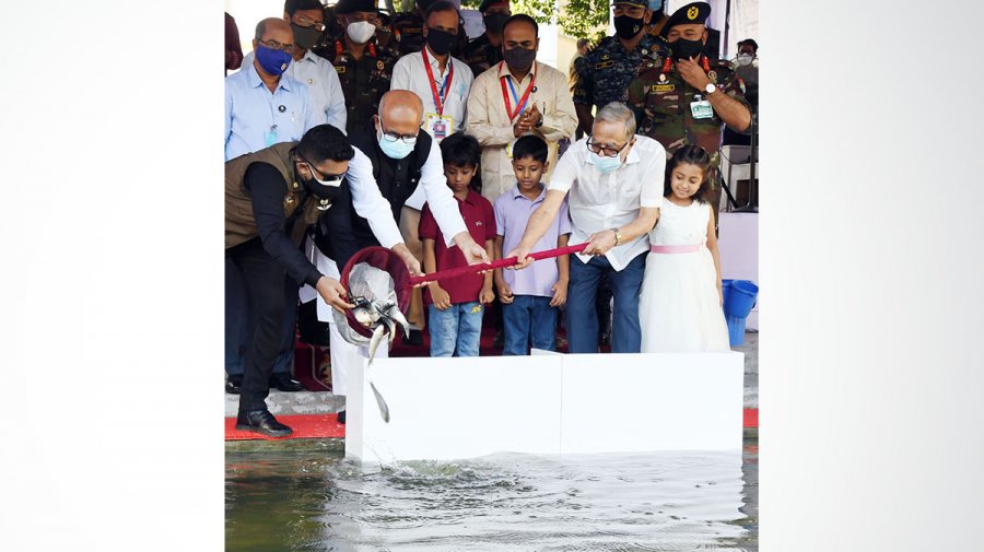 সিংহ পুকুরে মাছের পোনা অবমুক্ত করলেন রাষ্ট্রপতি