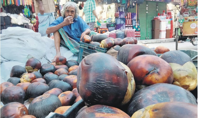 বাজারে পাকা তাল দাম কিছুটা চড়া