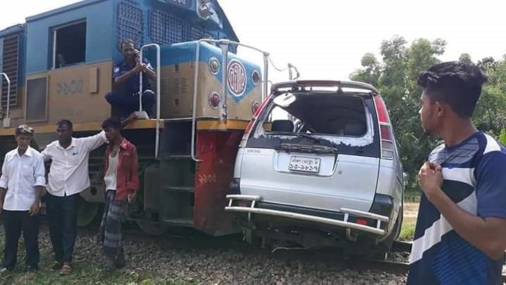 লেভেল ক্রসিংয়ে ট্রেন-মাইক্রোবাস ধাক্কা, নিহত ৩