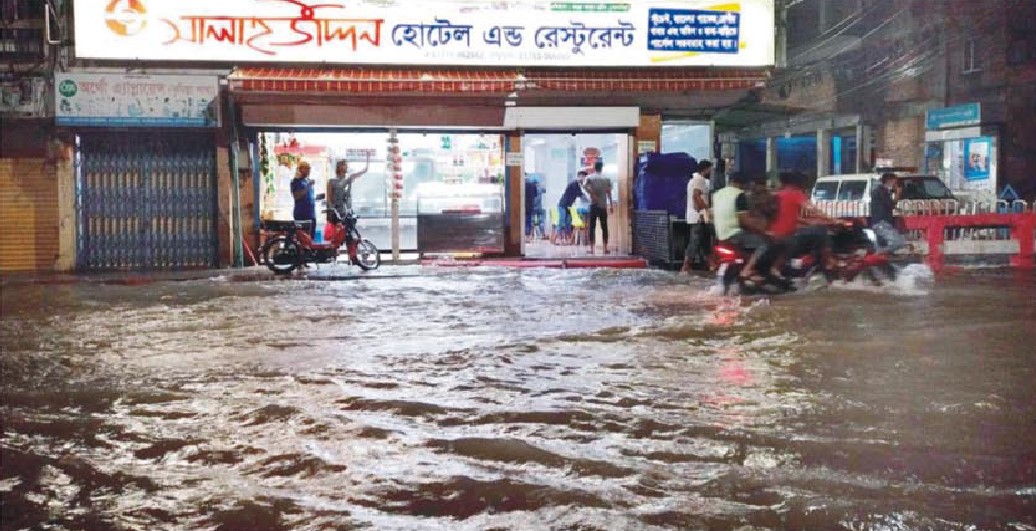 বৃষ্টির পানিতে নাকাল কুমিল্লাবাসী