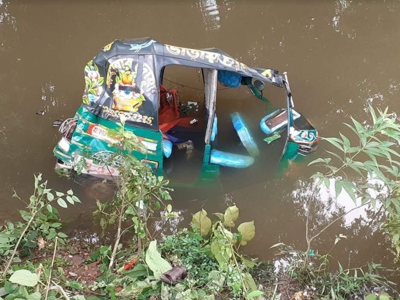 ব্রাহ্মণপাড়ায় সিএনজি উল্টে খালে আহত-৩