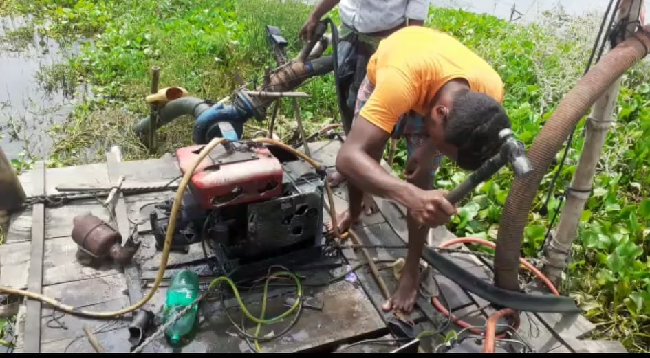 দাউদকান্দিতে গুঁড়িয়ে দেয়া হলো অবৈধ ড্রেজার মেশিন 