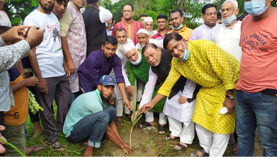 ব্রাহ্মণপাড়ায় বজ্রপাত ঠেকাতে দশ হাজার তালের চারা রোপণ