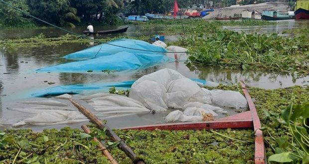 চাঁদপুরে ৪ হাজার ২ শ বস্তা সিমেন্টসহ কার্গো ডুবি