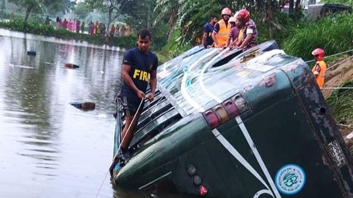 ঘুমিয়ে পড়েছিলেন চালক, যাত্রীসহ বাস গিয়ে পড়ল খাদে