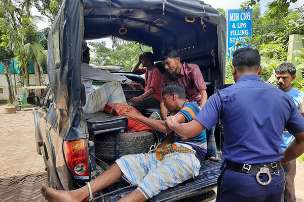 লক্ষ্মীপুরে আসামি নিয়ে যাওয়ার পথে ২ কনস্টেবল দগ্ধ